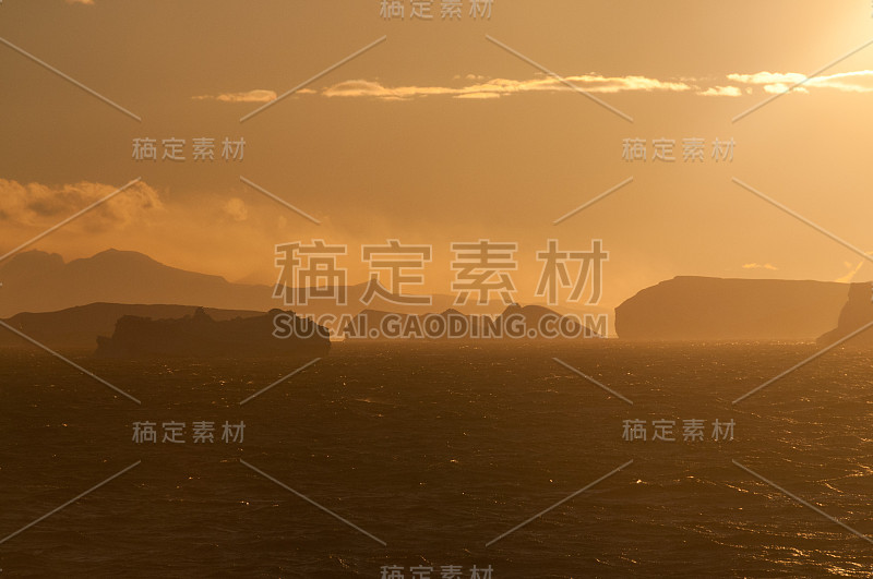 夜晚的冰山