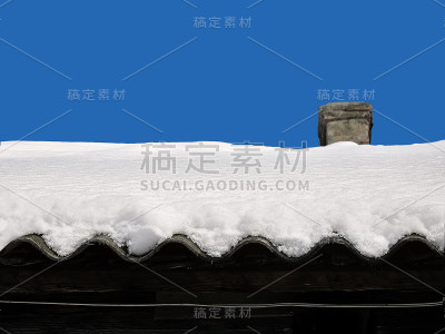 屋顶有雪。