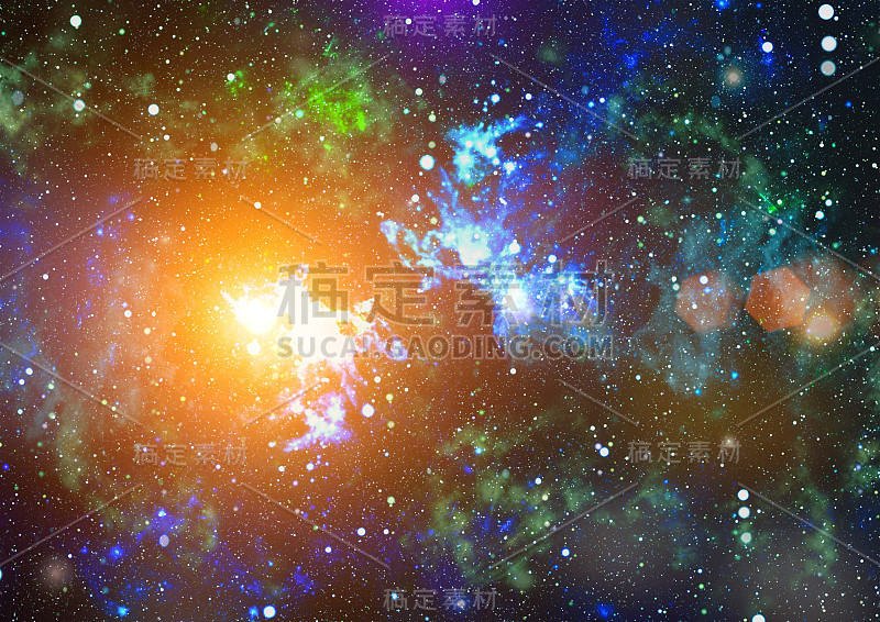 满是星星的黑暗夜空。外太空中的星云