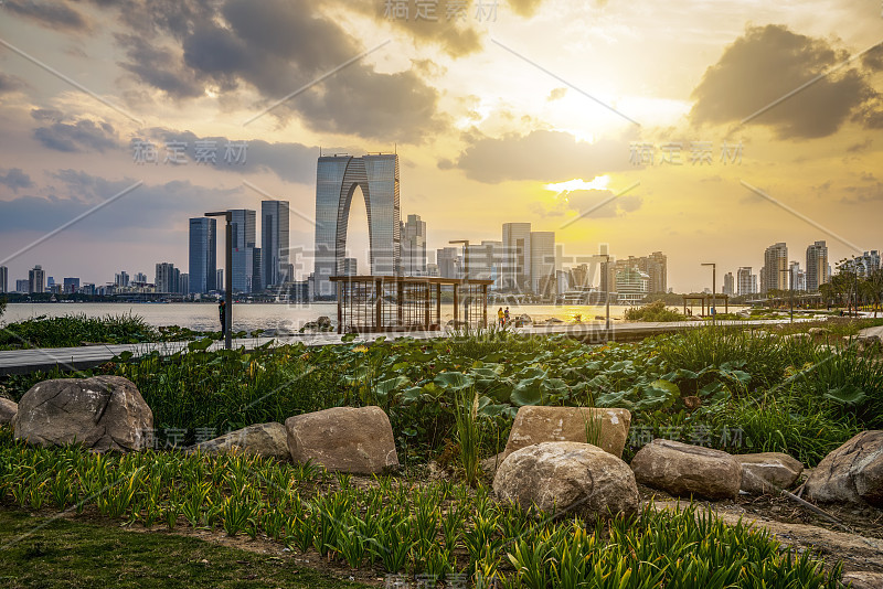 中国苏州现代城市建筑夜景