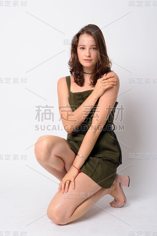 年轻美丽的女人的全身照片