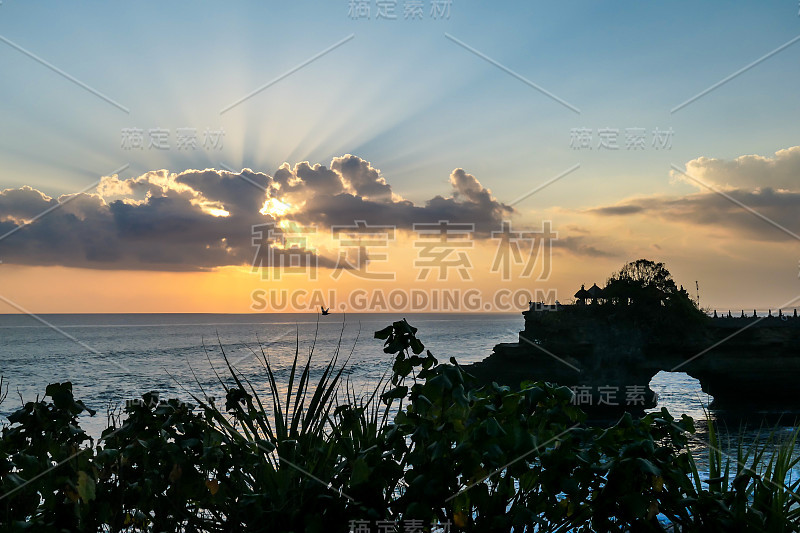 塔巴南-悬崖在塔纳洛特庙的海岸，巴厘岛在日落