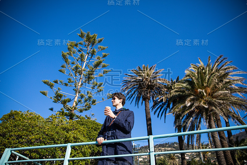 海边探险的人