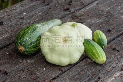 西葫芦，两个南瓜和黄瓜都是从这种蔬菜中收获的