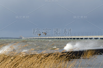 在瑞典的奥兰桥，一个暴风雨的日子
