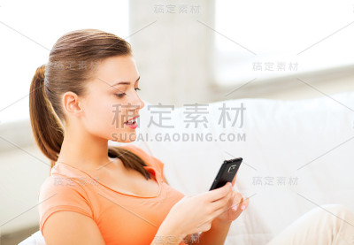 家里有智能手机的女人