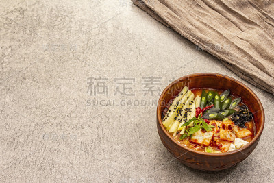 传统的韩国辣汤，里面有泡菜，豆腐，蔬菜。热菜健康餐