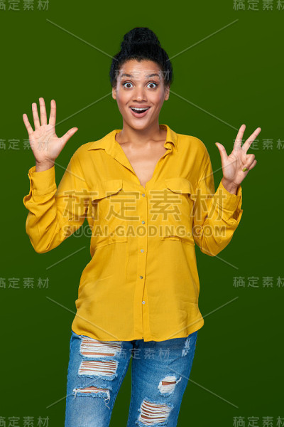 女子伸出八个手指