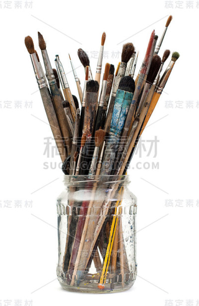 各种各样的脏刷子放在玻璃烧瓶里
