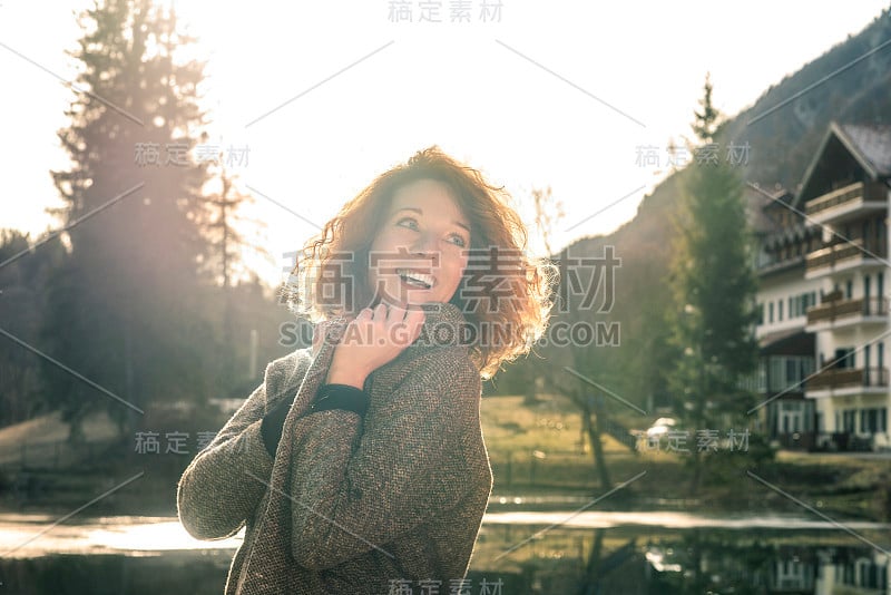 一个美丽的金发女人在森林里