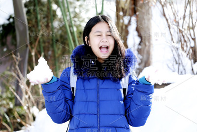 小女孩在公园里玩雪