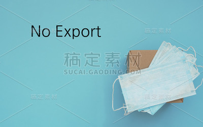棕色信箱，蓝色背景上印有蓝色医用口罩，文字为“不出口“。季节性疾病。医学概念。平铺风格与复制空间，俯
