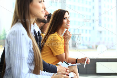 在研讨会上微笑的女商人看着照相机