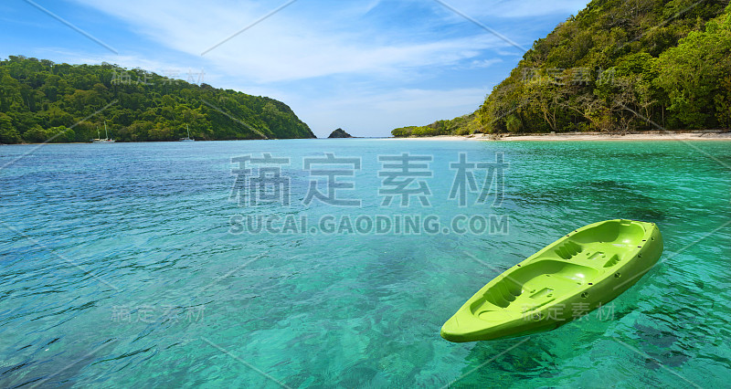 黄色的独木舟漂浮在蓝色的海面上。泰国甲米Koh Rok岛。暑假和旅游概念。本空间