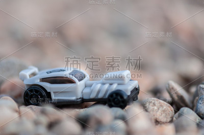砂砾上的玩具车