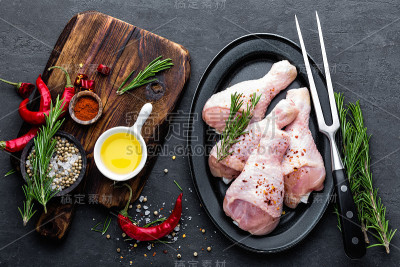鸡腿，鸡腿和烹饪原料，生肉在黑色背景，俯视图