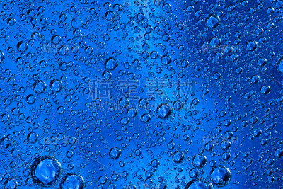 大型美丽的氧气泡泡水下蓝色背景微距。