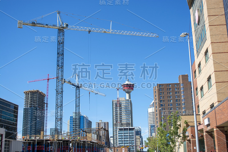 市中心正在建设中的现代建筑，背景为塔