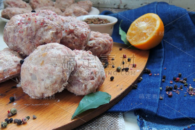 加香料的生肉丸