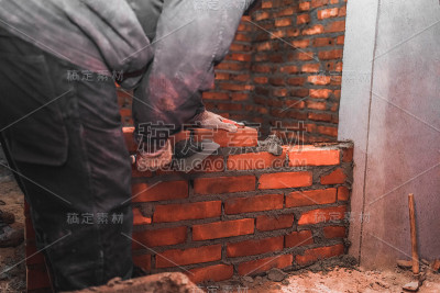 砖匠用砖砌墙