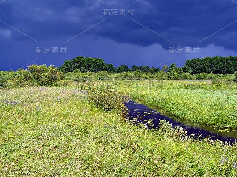 雷雨前田野上有条小河