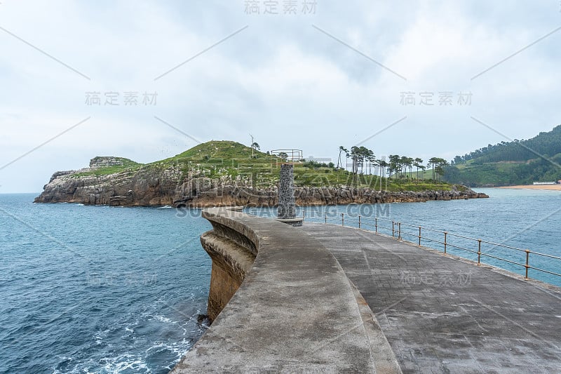 位于坎塔布里安海的比斯开湾勒凯提奥市海港的圣尼古拉斯岛。巴斯克地区