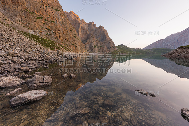 雄伟的中国雪山。令人惊叹的中国自然景观。美丽的湖景。