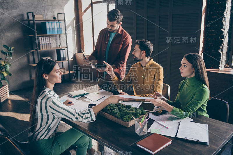 一群聪明有经验的人指导他的衣领，男人显示点笔记本电脑项目错误，女孩分享文件，告诉创业发展战略，坐在桌