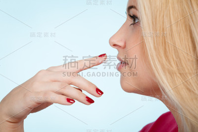 女人在嘴唇上涂润唇膏