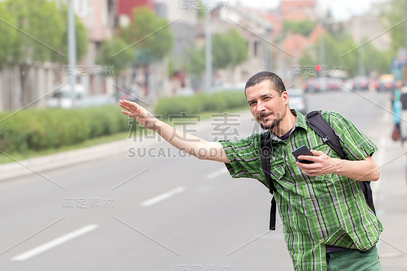 在大城市的大街上游荡的年轻人。