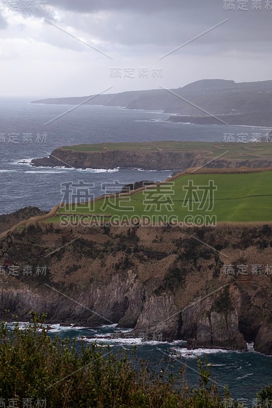 亚速尔群岛圣米格尔岛的岩石海岸