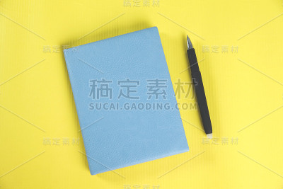 桌上放着笔和记事本