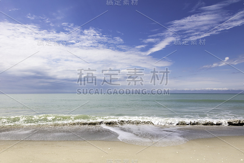 萨尼贝尔岛的海滩，海浪和蓝天