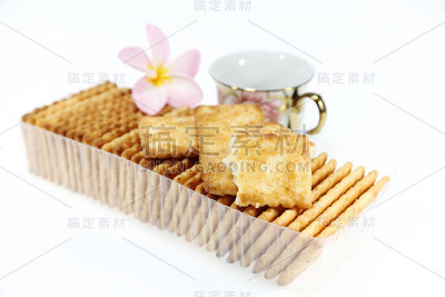 白色背景上的饼干