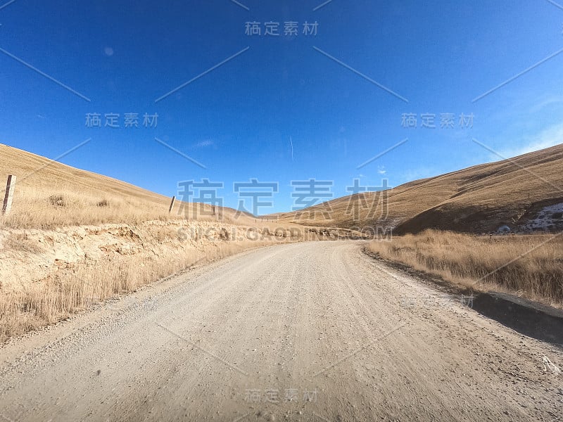 中国西北部的沙漠道路