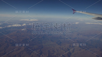 从飞机窗口看山的景色