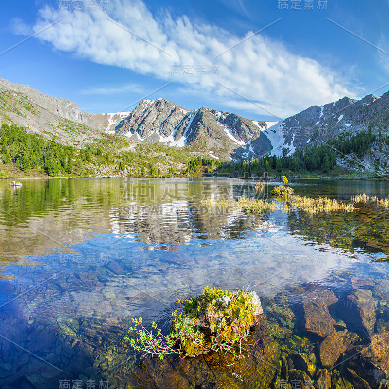 山川风光，夏日清晨如画的湖水