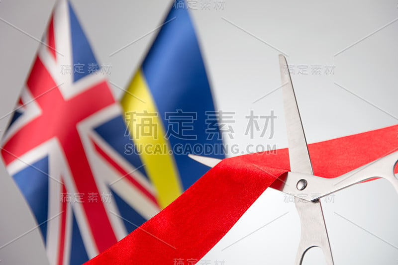 乌克兰和英国国旗在背景上模糊不清