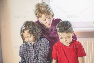 奶奶和孙子玩得很开心
