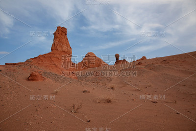 科曼察夫峡谷的红色悬崖