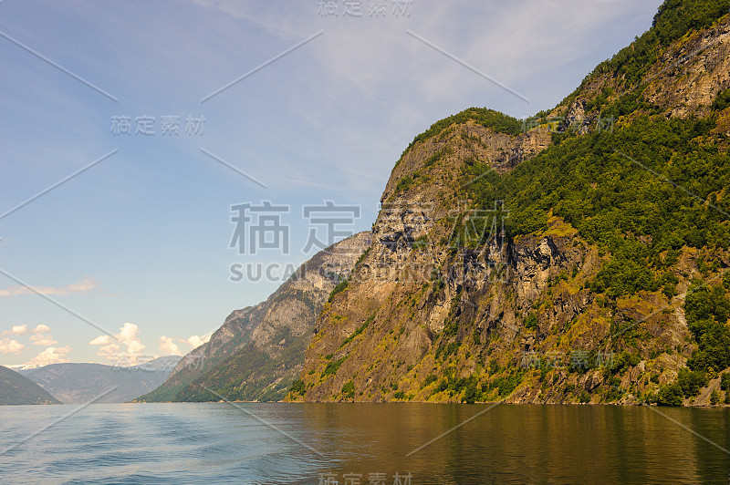 索格尼峡湾的岩石，世界上第三长的峡湾