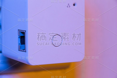 WiFi中继器，插座在墙上