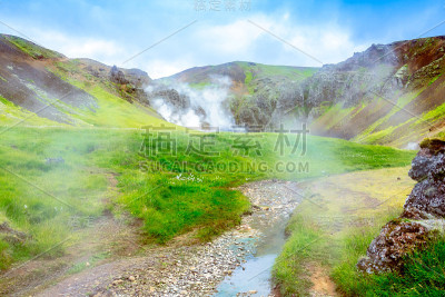 南冰岛的绿色山谷，有天然温泉和蒸汽。Reykjadalur山谷。冰岛、欧洲。