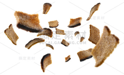 黑麦面包丁漂浮在白色的背景上