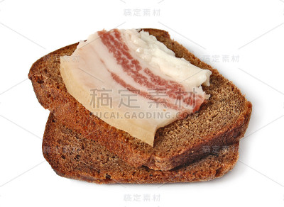 腌猪肉脂肪和Borodinsky黑麦面包隔离在白色