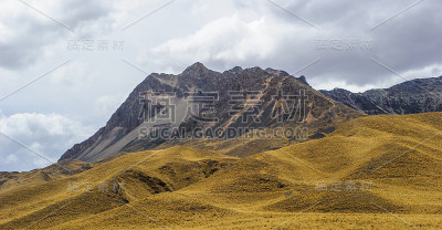 美丽的岩石和山脉