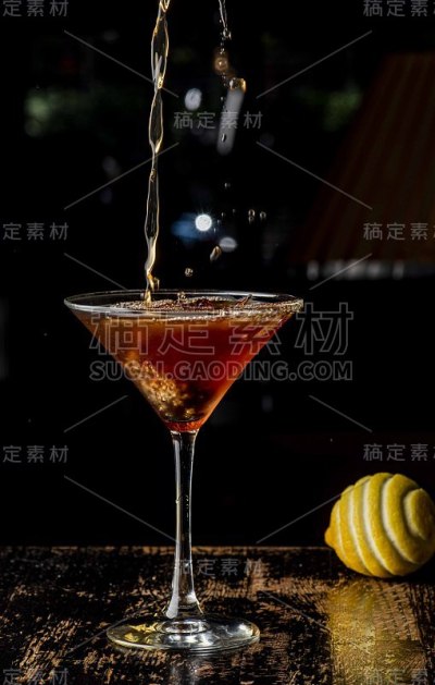 曼哈顿，经典的美国鸡尾酒，用黑麦威士忌苦酒摇匀，滤入马提尼杯，饰以波旁浸过的樱桃和柠檬皮。行动。