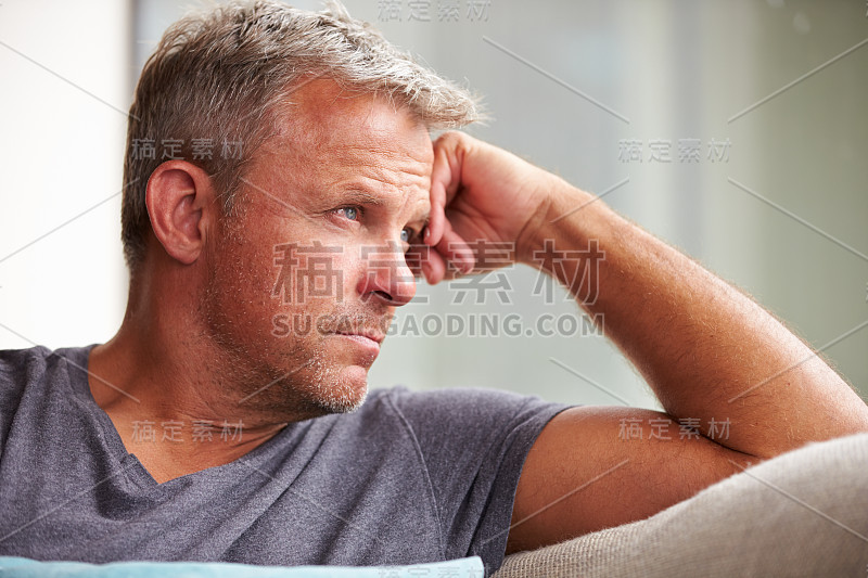 成年男人在家里遭受抑郁