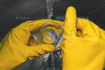 实验室研究。科学家进行测试和实验。试管，水和黄色橡胶手套。工作过程