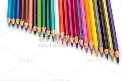白色背景上的彩色铅笔